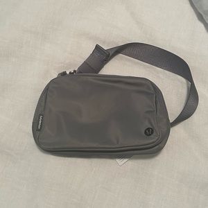 Lululemon Everywhere Belt Bag Large in gray